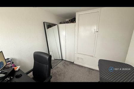 3 bedroom flat to rent - Photo 4