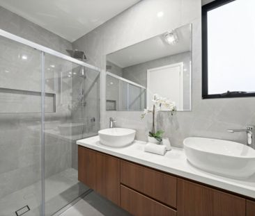 Stunning 5 Bedroom Home - Great Location! - Photo 3