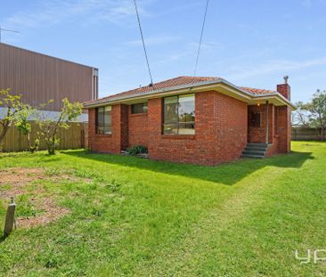 FANTASTIC LOCATION - IMMACULATE COASTAL HOME WITH TIMBER FLOORS - Photo 3