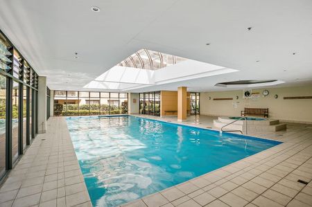 Two bedroom apartment in ultra convenient location - Photo 2