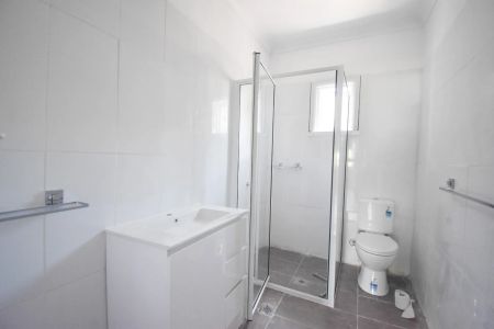 Freshly renovated and ready to move in. - Photo 2