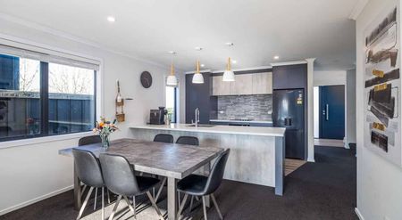 Trendy townhouse overlooks reserve - Photo 2