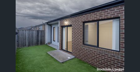 Cosy, Convenient Living in Mickleham ! - Photo 3