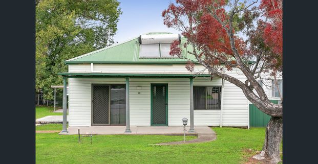 Tidy home located close to town - Photo 1