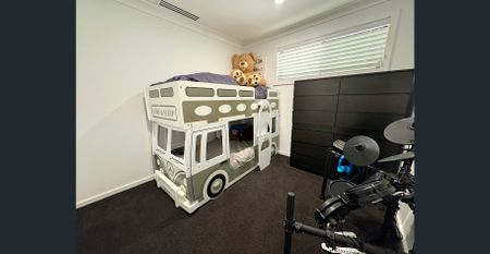 Move In Before Christmas! – Beautifully Renovated 4-Bedroom Home (27 Week Lease Only) - Photo 3