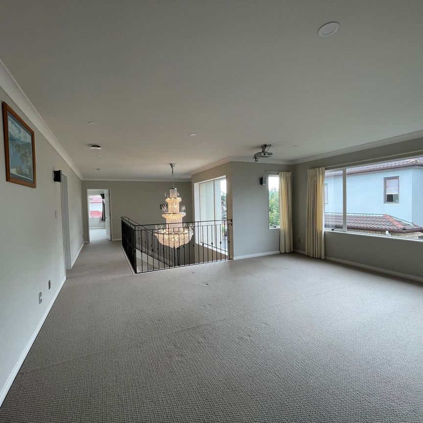 Stunning Home&excl; - Photo 1