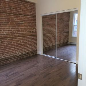 NOUVEAU, SUPERBE, ENSOLEILLÉ, 2 CHAMBRES À COUCHER FERMÉES - Photo 2