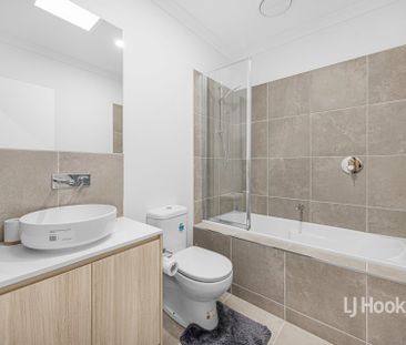 22 Trentino Grove, Fraser Rise VIC, Belconnen - Photo 3