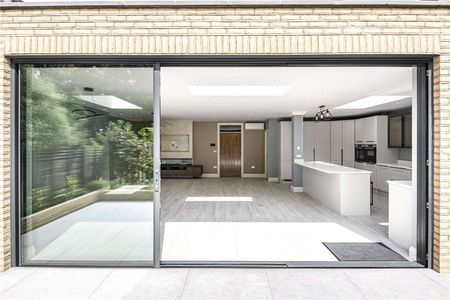 A magnificent detached family home benefiting from grand proportions and a mature south facing garden with an outbuilding. - Photo 3