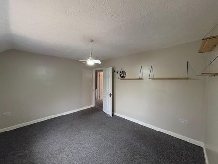 Gorse Hill, Fishponds - Photo 4