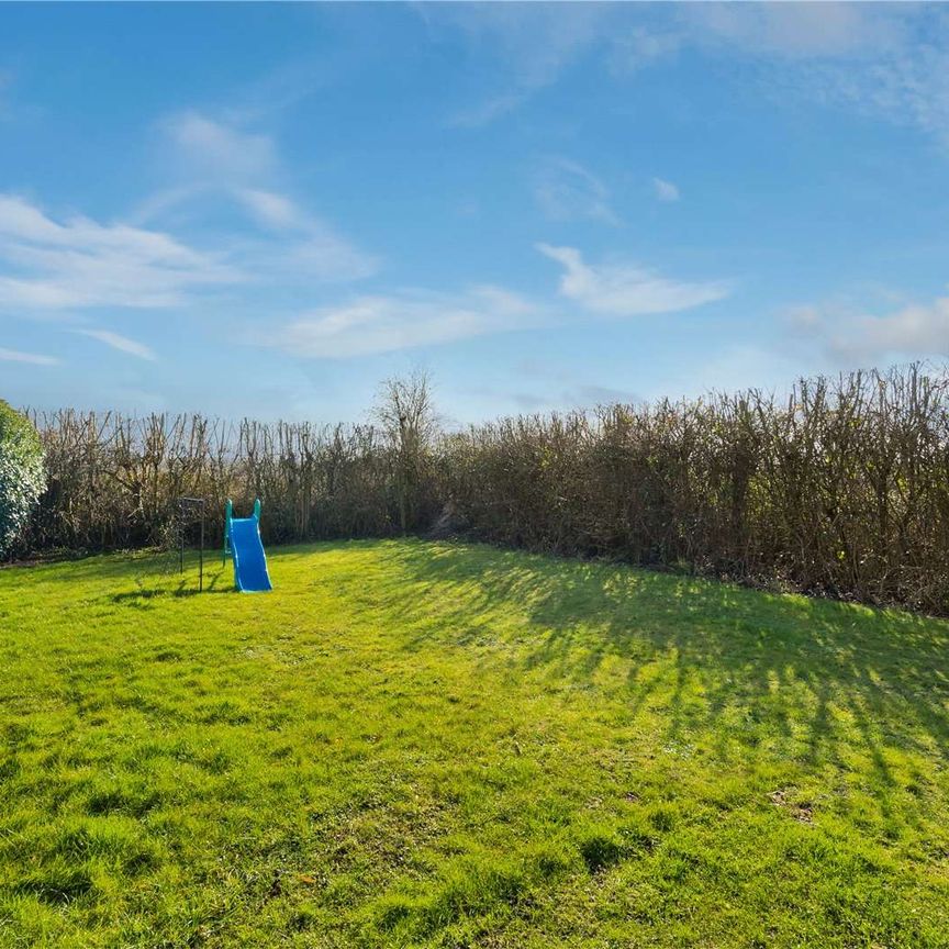 A picturesque end of terrace period two bedroom cottage, in the village of Bentley. - Photo 1