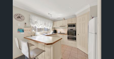 FANTATIC 4 BEDROOM HOME IN QUIET COURT LOCATION! - Photo 5