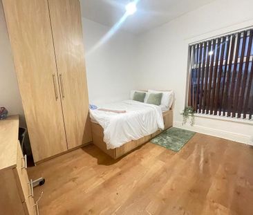 8 bedroom semi-detached house to rent - Photo 4