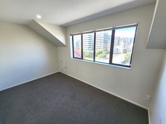 PRIME INNER-CITY LIVING! - Photo 1