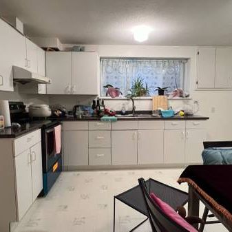 Convenient Spacious 1 Bedroom Suite by Canada Line W41st Ave - Photo 4