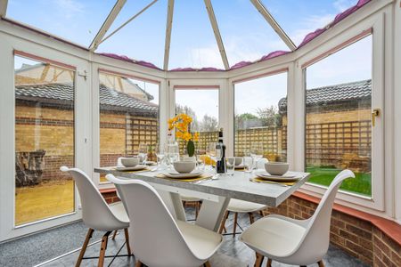 High quality house share - with separate WFH Office - in the Leisure Village, close to town centre and train station Daley - Photo 2