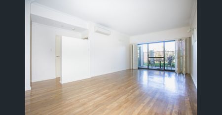 Spacious Apartment with 2 Car Bays! - Photo 3