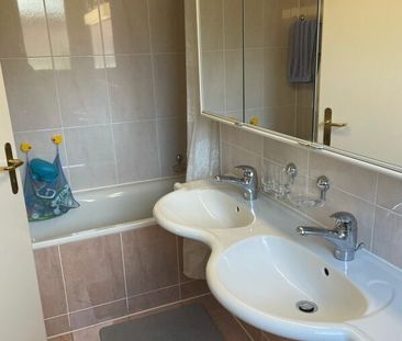 Beautiful apartment close to the lake and all shops! - Photo 1