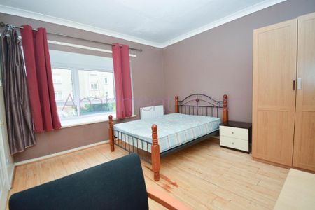 1 bedroom in a flat share to rent - Photo 4