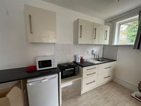 1 bedroom in a house share to rent - Photo 2