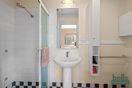 Stylish & Central Apartment in Prime Location - Photo 3