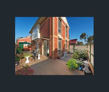 Stylish low-maintenance townhouse - Photo 1