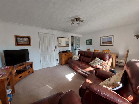 2 bedroom flat to rent - Photo 4