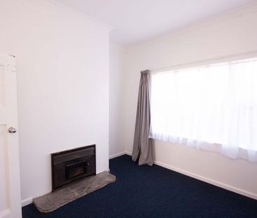 Large, sunny 3 bedroom family home on quiet street - Photo 2