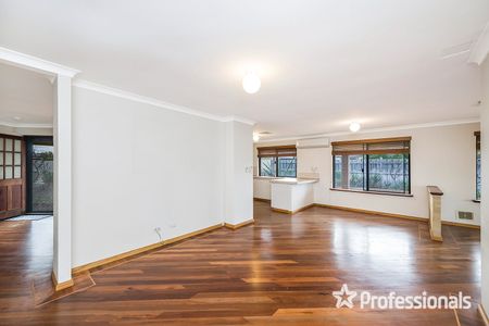 Stunning 4-Bedroom Home in Ellenbrook! - Photo 2