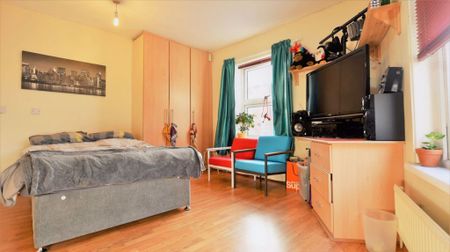 6 bedroom House in Chiswick Street, Leeds - Photo 4