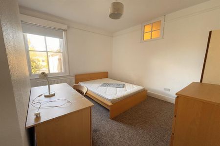 4 bedroom semi-detached house to rent - Photo 2