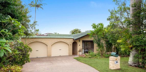 FULLY RENOVATED FAMILY HOME - Photo 2