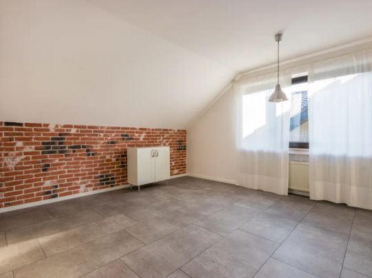 3,5-ZIMMERWOHNUNG MIT EINBAUKÜCHE UND BALKON IM 2-PARTEIENHAUS - Photo 1