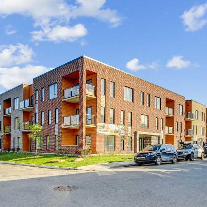 Le St-Louis: 3 1/2; 4 1/2; 5 1/2 Logement luxueux! Cour / jardin intérieur. Hydro et Internet Inclus ! Libre maintenant ! - Photo 1