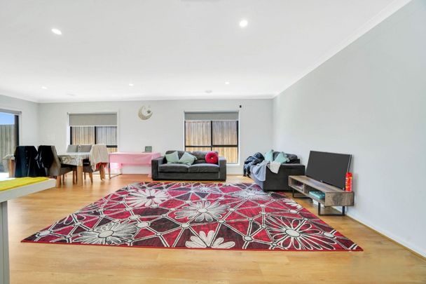 Your Dream Family Home Awaits: Modern 4-Bedroom Haven with Stunning Views - Photo 1