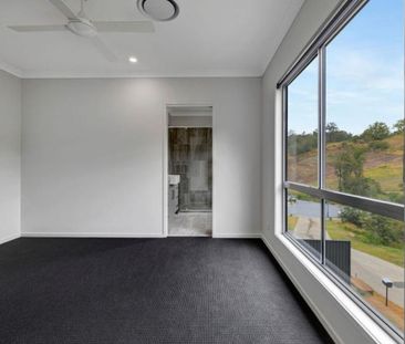 Expansive Family Living on a Large Private Block - Photo 6