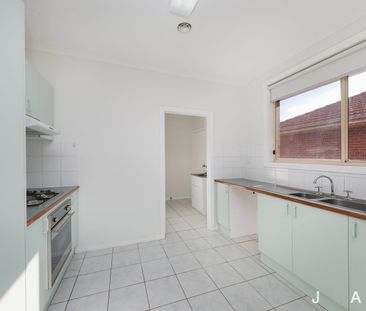 Bright, Spacious & Perfectly Positioned - Photo 6