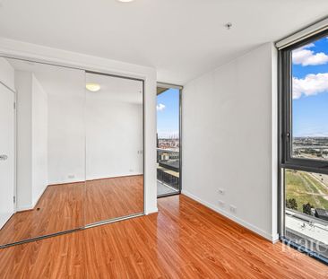 Spectacular View at Docklands Apartment - Photo 4