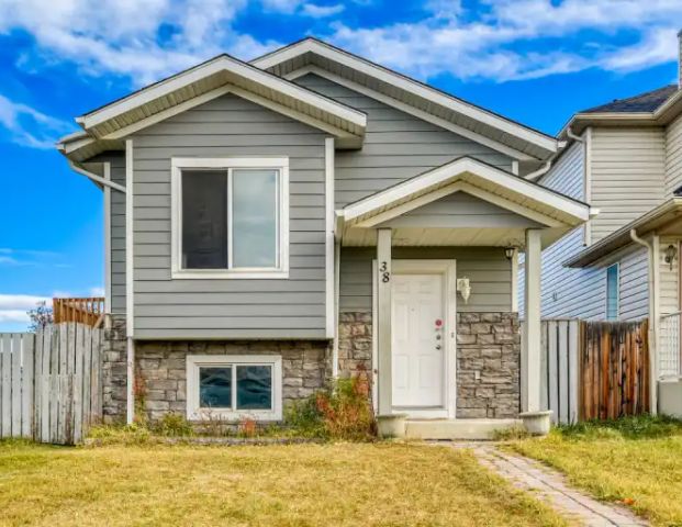 Spacious 2-Bed Main Floor Unit – Saddle Ridge NE | 38 Saddlemead Way Northeast, Calgary - Photo 1