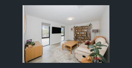 "Coastal Family Retreat with Poolside Elegance" - Photo 2