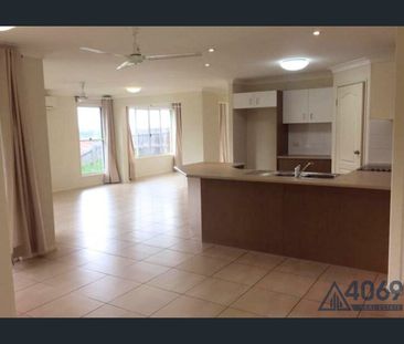 Spacious Family Home in Quiet Moggill Street - Photo 2