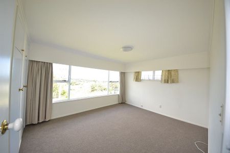 Huge 3 Bedroom House with 1.5 Baths! - Photo 2