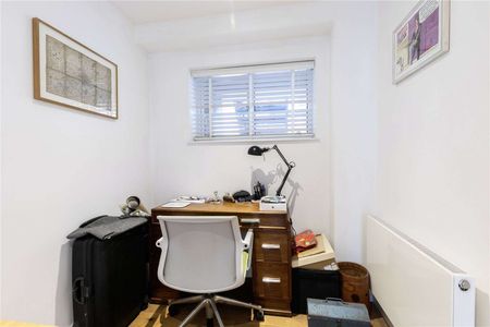 A refurbished two bedroom split level maisonette in the heart of Islington. - Photo 4
