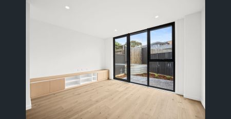 Luxury Brand-New 4-Bedroom Townhouse in Blackburn - Photo 2