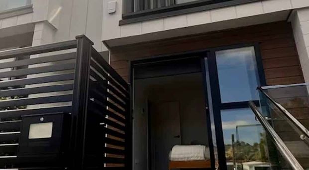 Superior 3-Bedroom Townhouse in the Heart of O... - Photo 1