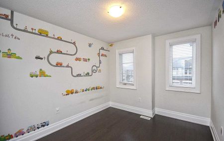 For Lease - 590 Sweetwater Crescent, Newmarket, Ontario - Photo 5