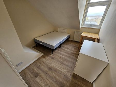 Room in a Shared Flat, Chichele Road, NW2 - Photo 4