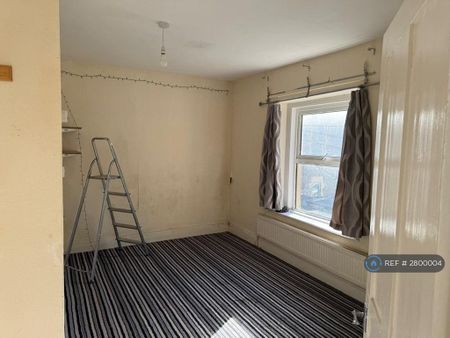 2 bedroom semi-detached house to rent - Photo 5