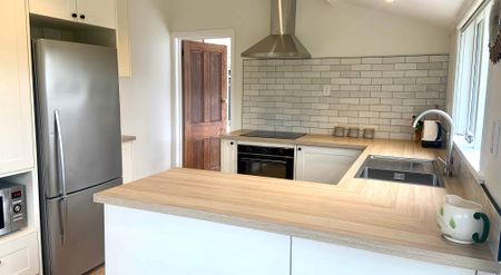 Gorgeous Renovated Fully Furnished Character Villa in Prime Location! - Photo 4