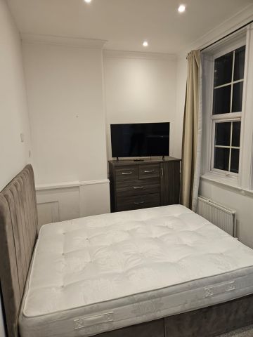 Studio Flat, Wandsworth High St, SW18 - Photo 4